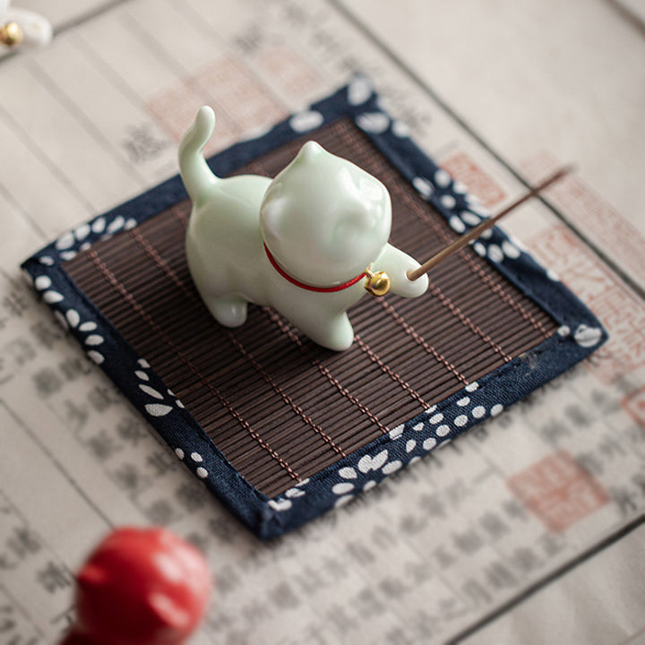 Buddha Stones Mini Lucky Cat Kitten Tea Pet Ceramica Casa Scrivania Figurina Decorazione Con Tappetino Di Bambù