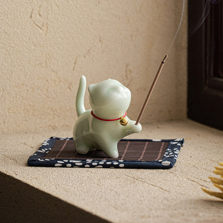 Buddha Stones Mini Lucky Cat Kitten Tea Pet Ceramica Casa Scrivania Figurina Decorazione Con Tappetino Di Bambù