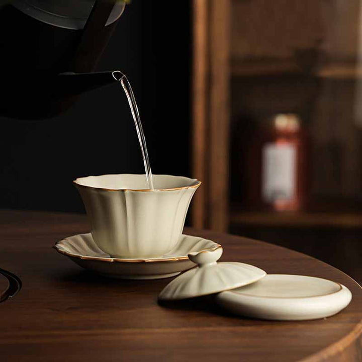 Buddha Stones Beige Plum Blossom Shape Peach Branch Ceramic Gaiwan Sancai Tazza da tè Kung Fu Tazza da tè con coperchio