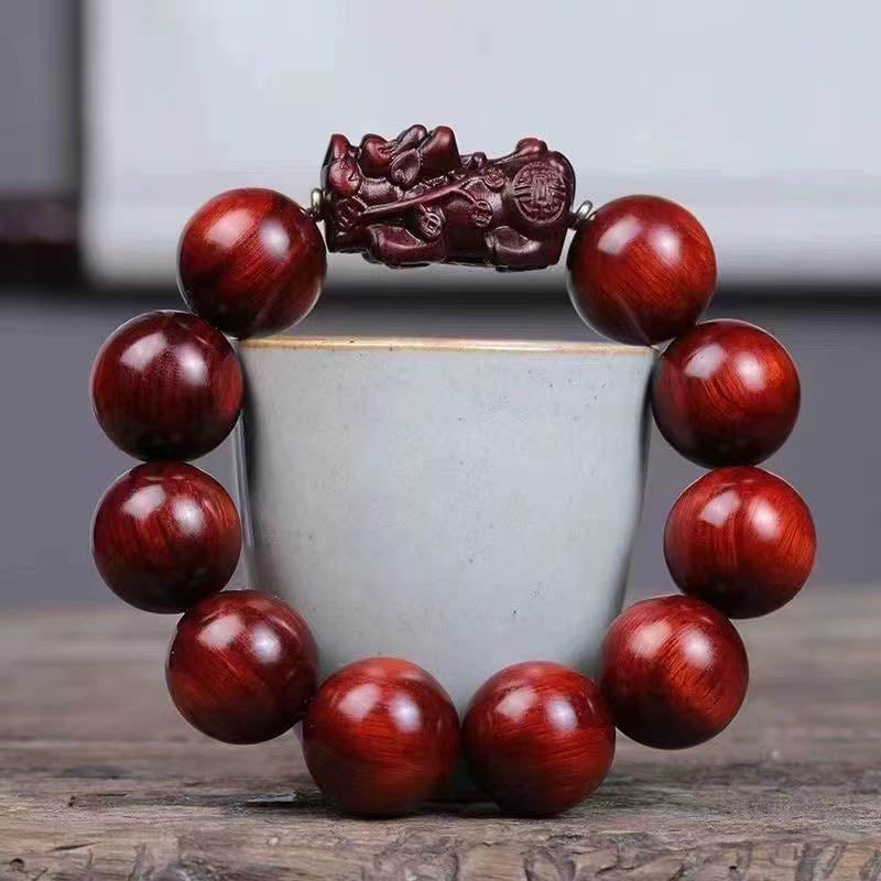 Braccialetto di protezione PiXiu in legno di sandalo rosso con piccole foglie Buddha Stones