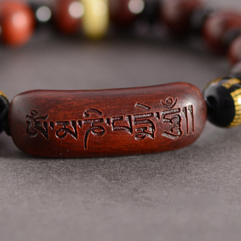 Braccialetto di protezione inciso con piccole foglie di sandalo rosso Om Mani Padme Hum Buddha Stones
