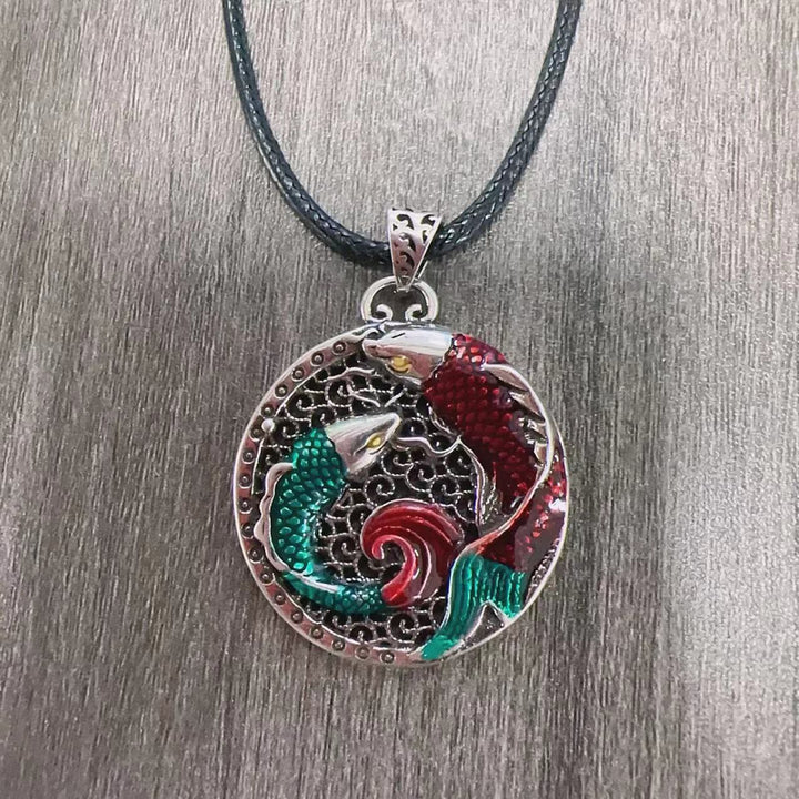 Collana di guarigione con pesce koi in rame tibetano e Buddha Stones
