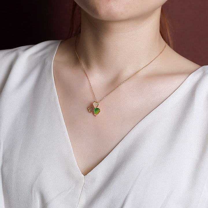 Buddha Stones pendente con ciondolo a forma di trifoglio con ciondolo a forma di trifoglio in giada Hetian placcata in oro e argento sterling 925