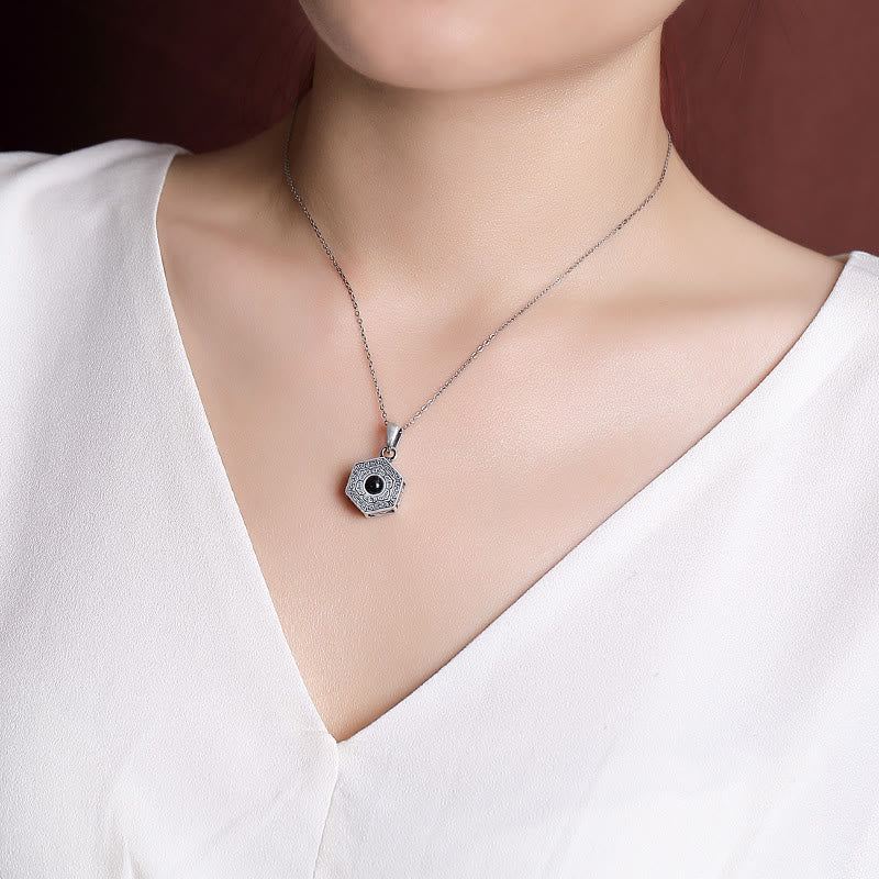 Collana con ciondolo a proiezione d'amore Buddha Stones in argento sterling 990 tibetano Om Mani Padme Hum Lotus