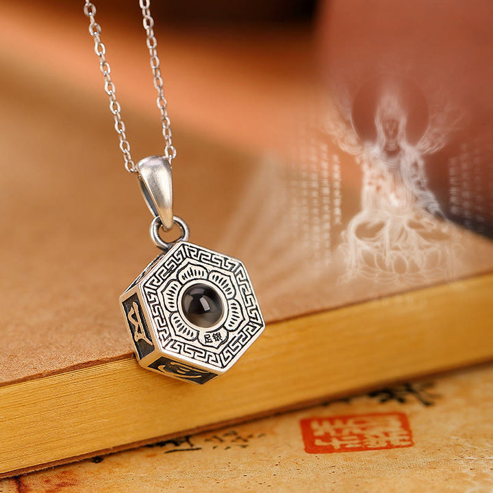 Collana con ciondolo a proiezione d'amore Buddha Stones in argento sterling 990 tibetano Om Mani Padme Hum Lotus