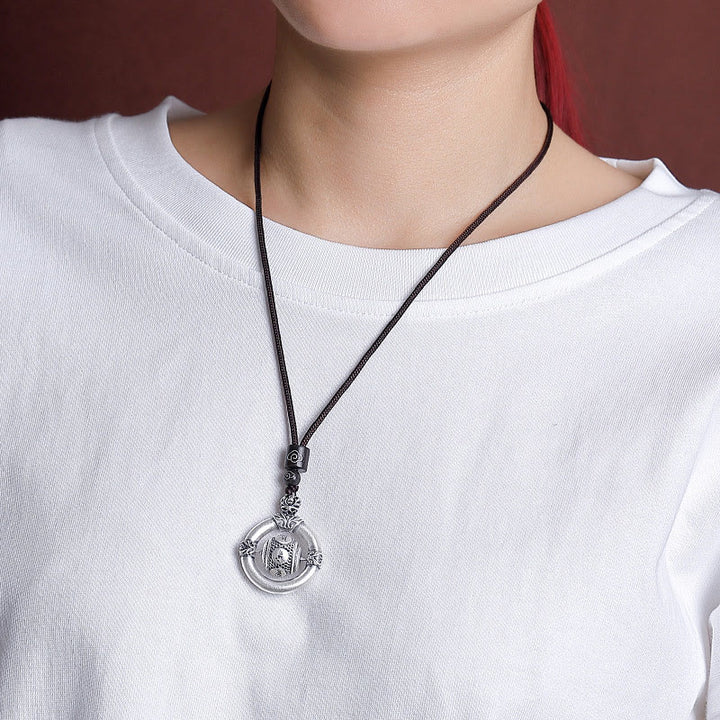 Collana con ciondolo in corda con incisione Om Mani Padme Hum in argento sterling 999 Buddha Stones