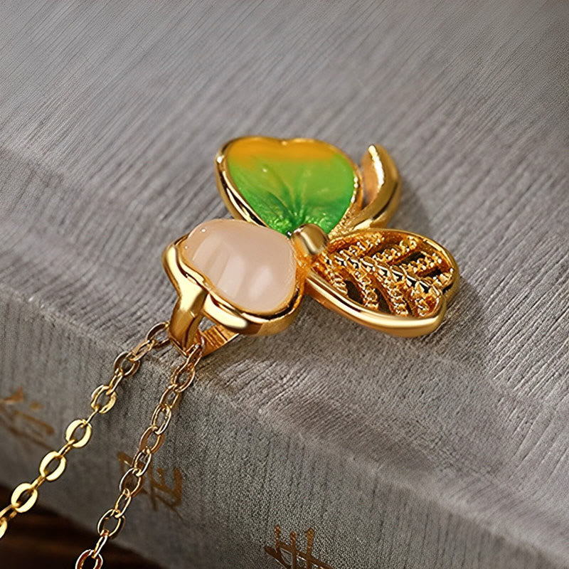 Buddha Stones pendente con ciondolo a forma di trifoglio con ciondolo a forma di trifoglio in giada Hetian placcata in oro e argento sterling 925