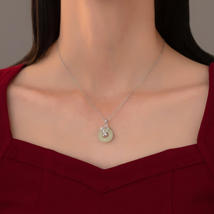 Collana con ciondolo Buddha Stones in argento sterling 925, giada Hetian, foglia di bambù, fibbia della pace e prosperità
