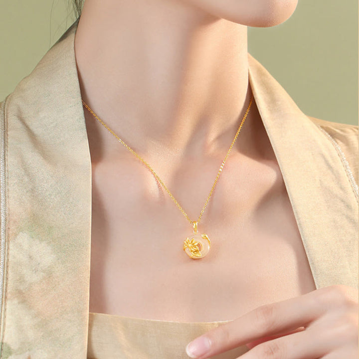 Collana in argento sterling S925 con ciondolo a forma di loto con fibbia della pace in calcedonio bianco naturale Buddha Stones