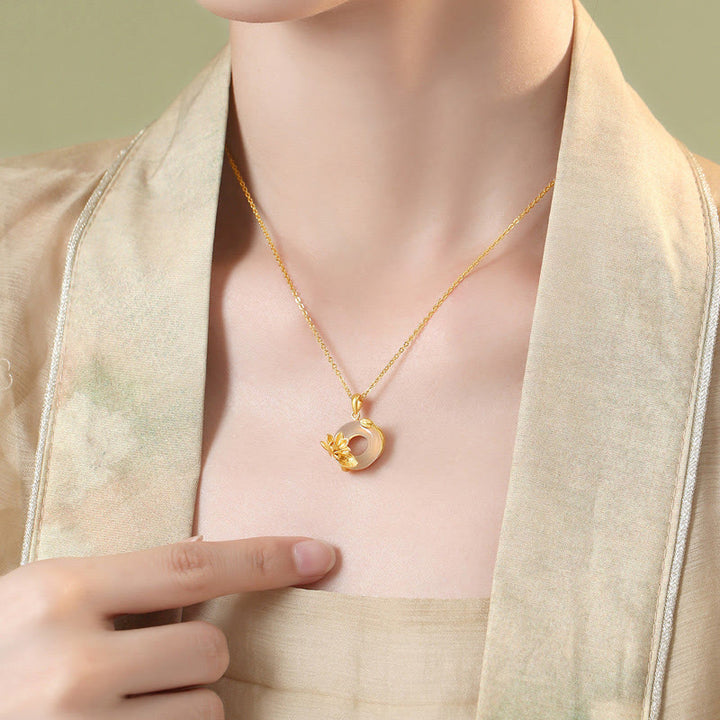 Collana in argento sterling S925 con ciondolo a forma di loto con fibbia della pace in calcedonio bianco naturale Buddha Stones - image 6