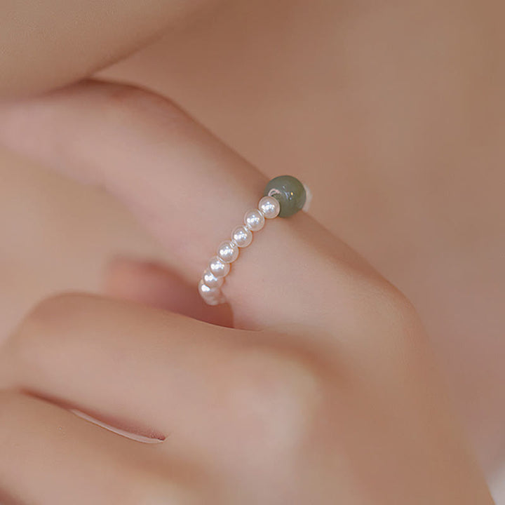 Anello portafortuna con perle di giada rotonde e Buddha Stones