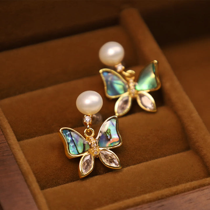 Orecchini a bottone Buddha Stones in rame placcato oro 18K con perle di conchiglia naturale e farfalla Sincerity