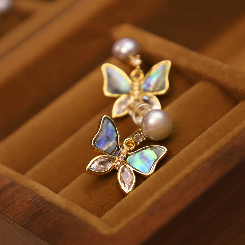 Orecchini a bottone Buddha Stones in rame placcato oro 18K con perle di conchiglia naturale e farfalla Sincerity