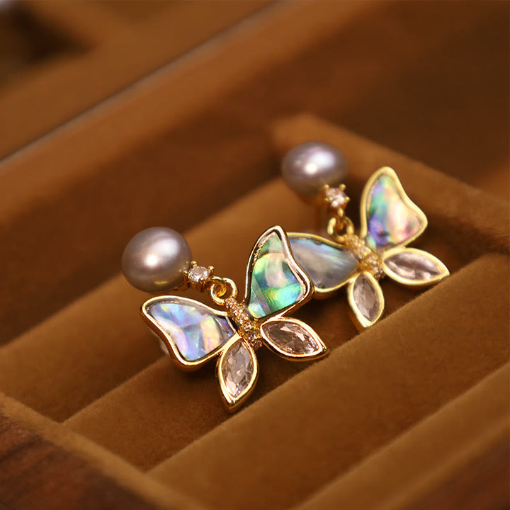 Orecchini a bottone Buddha Stones in rame placcato oro 18K con perle di conchiglia naturale e farfalla Sincerity