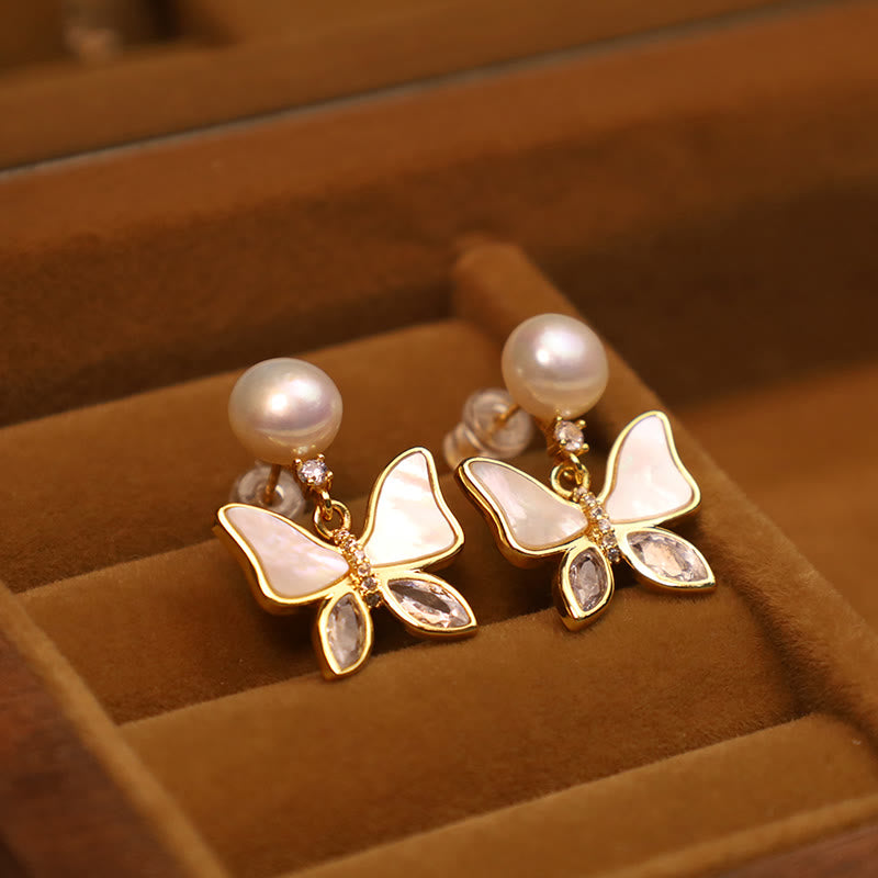 Orecchini a bottone Buddha Stones in rame placcato oro 18K con perle di conchiglia naturale e farfalla Sincerity