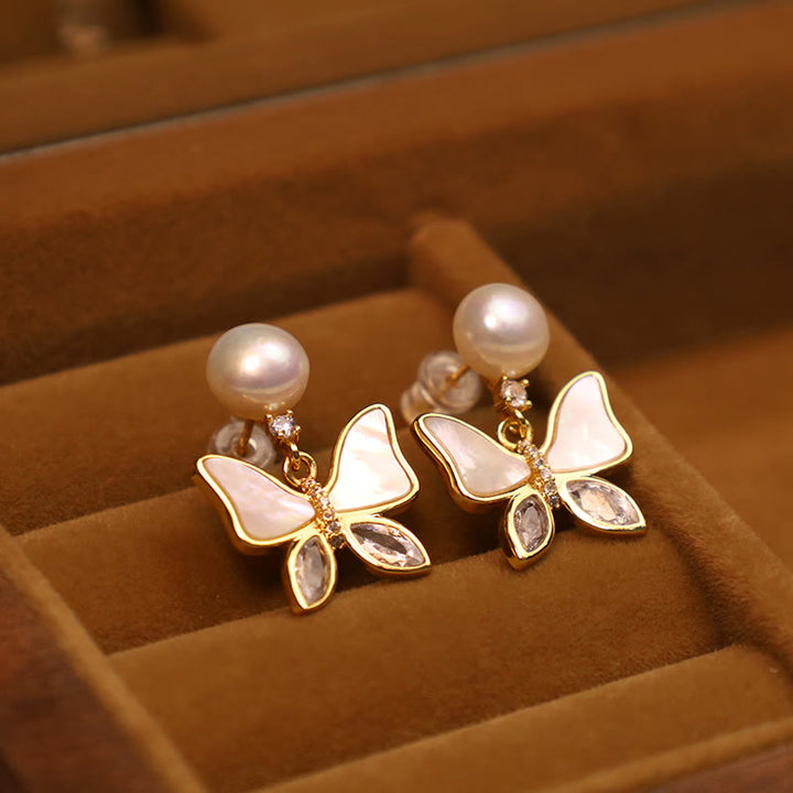 Orecchini a bottone Buddha Stones in rame placcato oro 18K con perle di conchiglia naturale e farfalla Sincerity