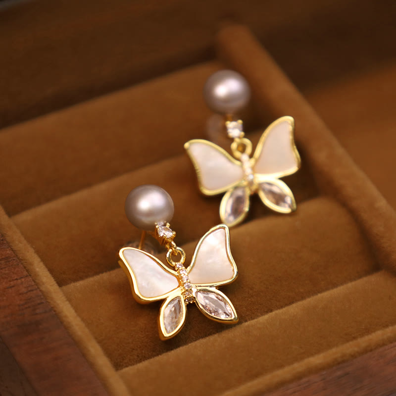 Orecchini a bottone Buddha Stones in rame placcato oro 18K con perle di conchiglia naturale e farfalla Sincerity