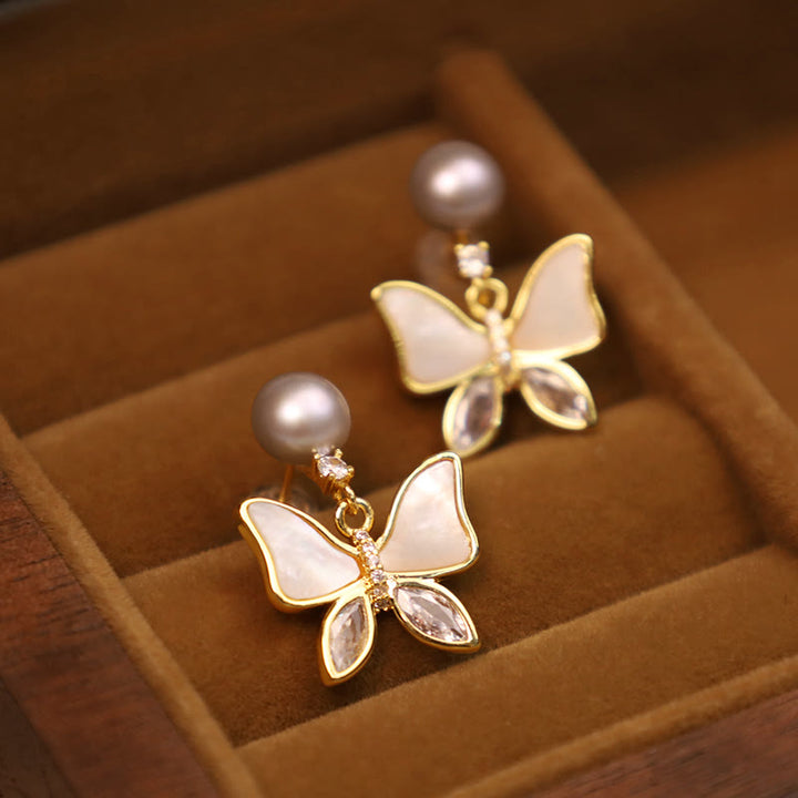 Orecchini a bottone Buddha Stones in rame placcato oro 18K con perle di conchiglia naturale e farfalla Sincerity