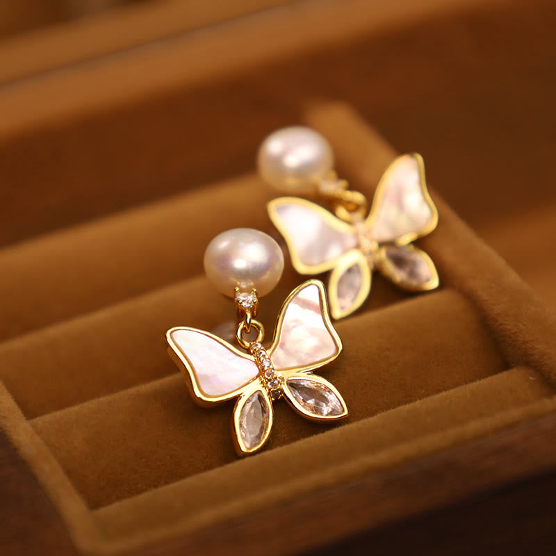 Orecchini a bottone Buddha Stones in rame placcato oro 18K con perle di conchiglia naturale e farfalla Sincerity