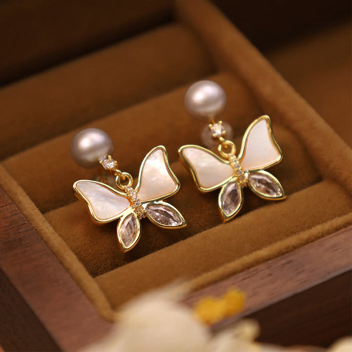 Orecchini a bottone Buddha Stones in rame placcato oro 18K con perle di conchiglia naturale e farfalla Sincerity