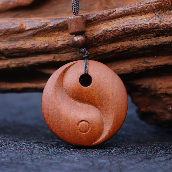 Collana con ciondolo di protezione della fortuna Yin Yang in legno di giuggiola colpito da fulmini Buddha Stones