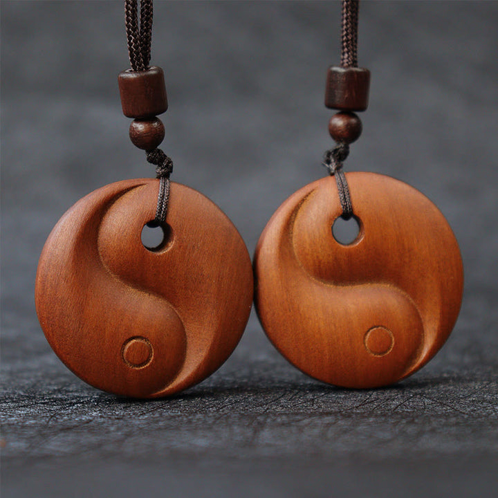 Collana con ciondolo di protezione della fortuna Yin Yang in legno di giuggiola colpito da fulmini Buddha Stones