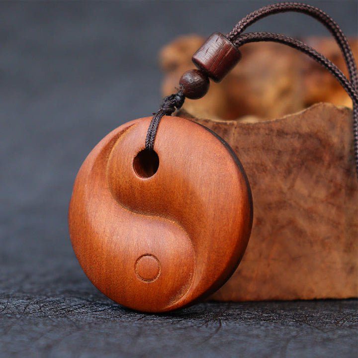 Collana con ciondolo di protezione della fortuna Yin Yang in legno di giuggiola colpito da fulmini Buddha Stones