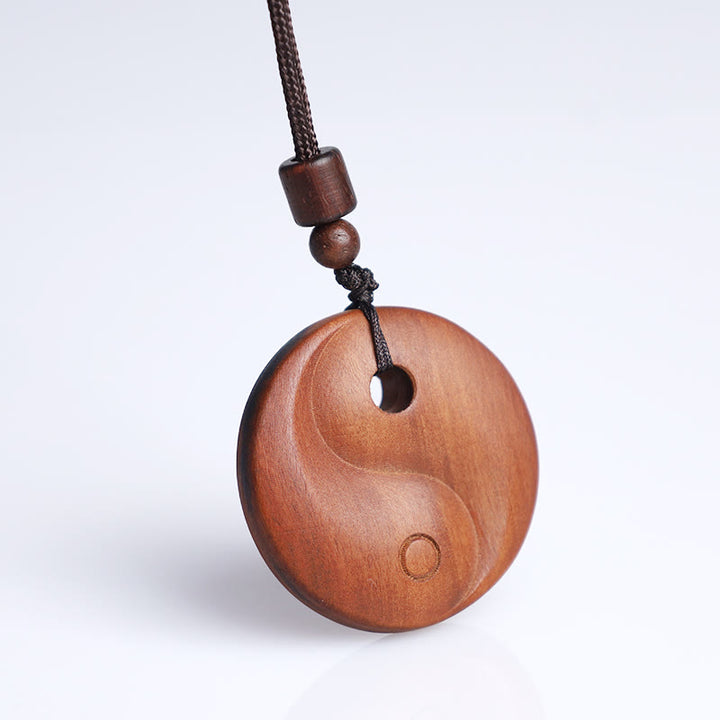 Collana con ciondolo di protezione della fortuna Yin Yang in legno di giuggiola colpito da fulmini Buddha Stones