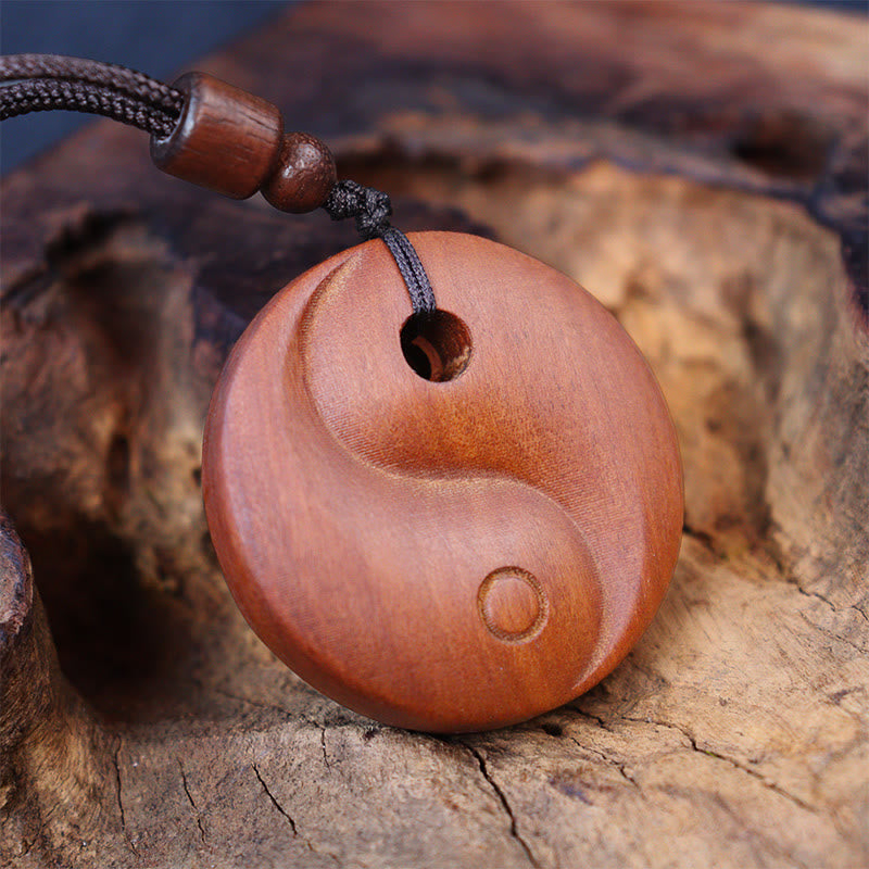 Collana con ciondolo di protezione della fortuna Yin Yang in legno di giuggiola colpito da fulmini Buddha Stones