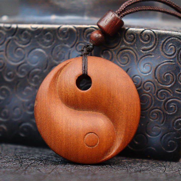 Collana con ciondolo di protezione della fortuna Yin Yang in legno di giuggiola colpito da fulmini Buddha Stones