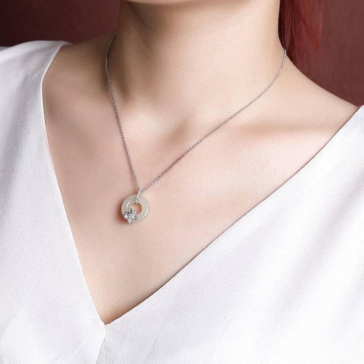 Collana con ciondolo a forma di fiore con fibbia della pace in giada Hetian, argento sterling 925, Buddha Stones