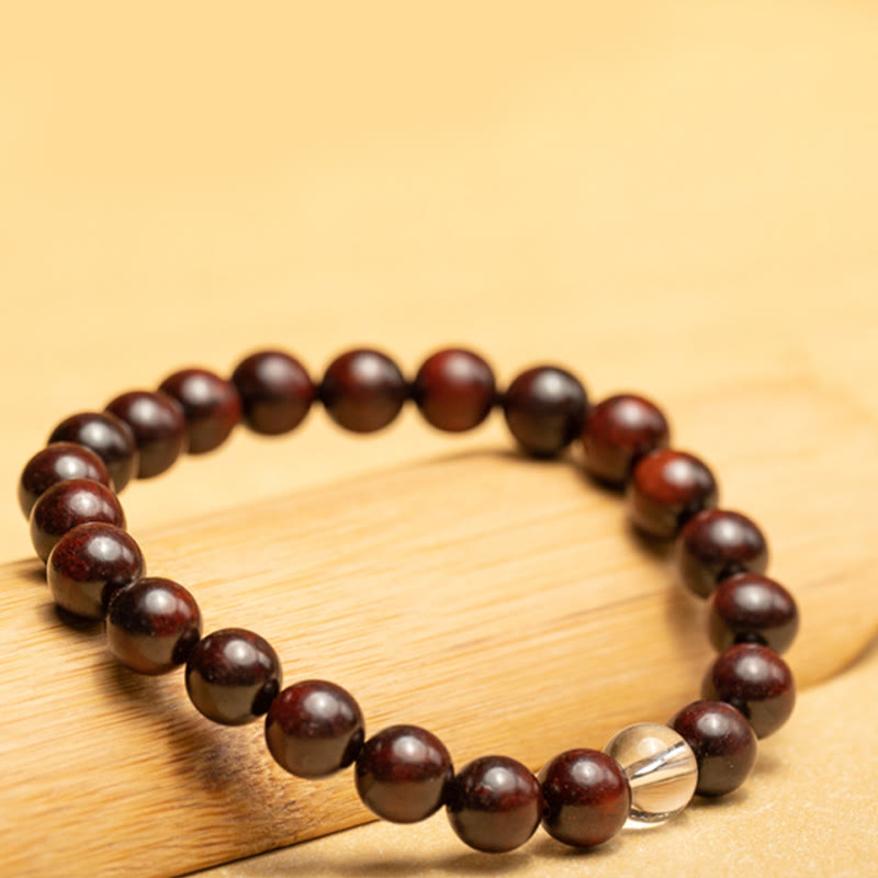 Braccialetto di protezione con piccole foglie di sandalo rosso e cristallo bianco Buddha Stones