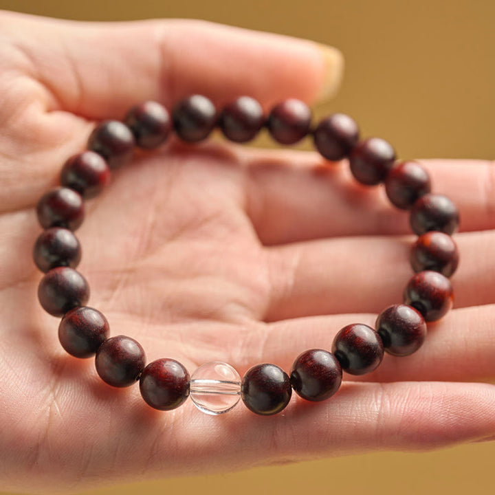 Braccialetto di protezione con piccole foglie di sandalo rosso e cristallo bianco Buddha Stones