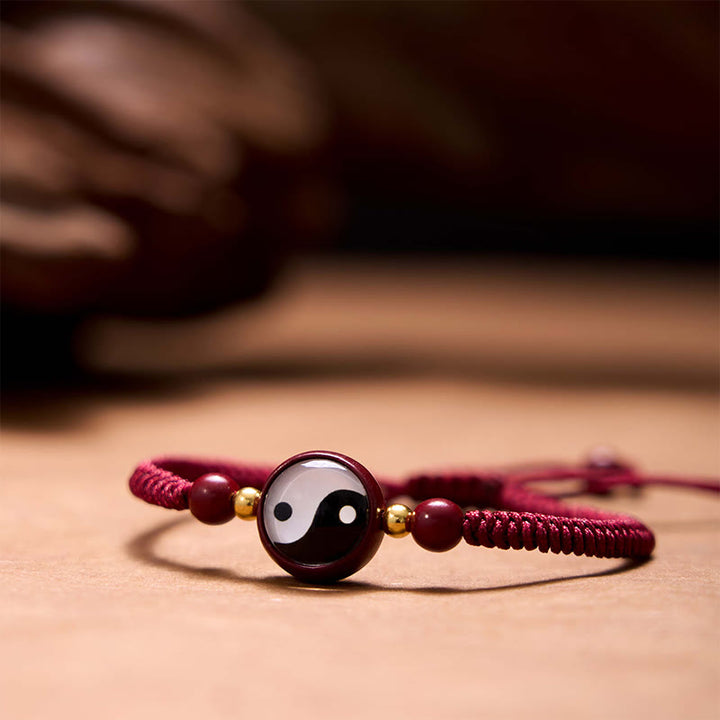 Buddha Stones, Cinabro della Fortuna, Filo Rosso, Simbolo Yin Yang, Braccialetto di Benedizione Bagua - Bracciale Yin Yang in filo rosso cinabro (circonferenza polso: 14-18 cm) - image 0