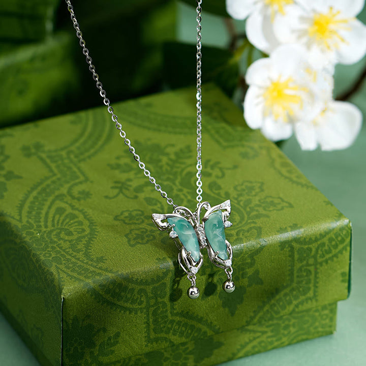 Collana con ciondolo a forma di farfalla in giada verde in argento sterling 925 Buddha Stones