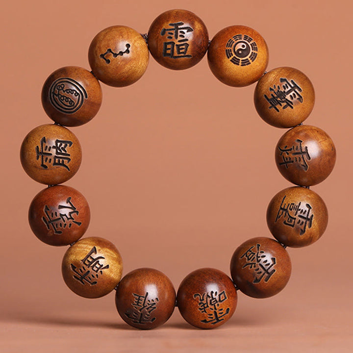Buddha Stones Fulmine Colpito Legno di Giuggiola Yin Yang Bagua Caratteri Tabù Taoisti Braccialetto di Protezione Inciso