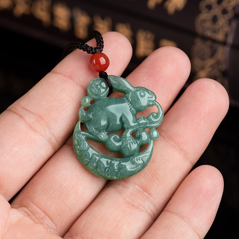 Collana con ciondolo a forma di mezzaluna di giada della fortuna dell'anno del coniglio