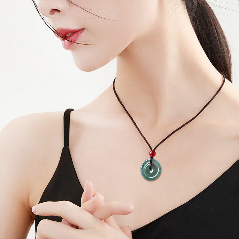 Collana con ciondolo con fibbia della pace doppia in giada verde Buddha Stones Abbondanza