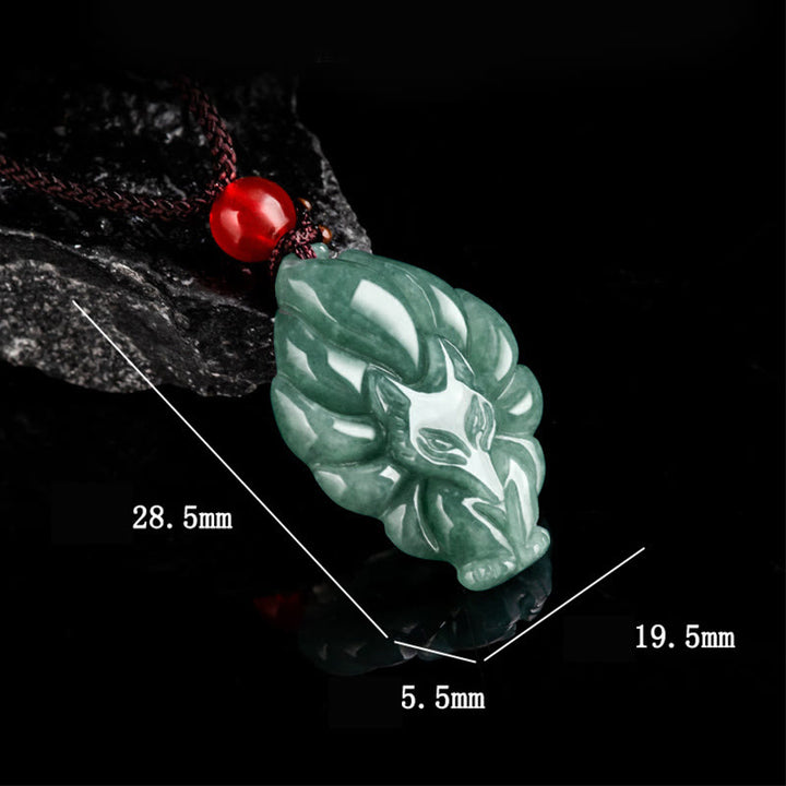 Collana con ciondolo portafortuna a forma di volpe a nove code in giada verde naturale Buddha Stones