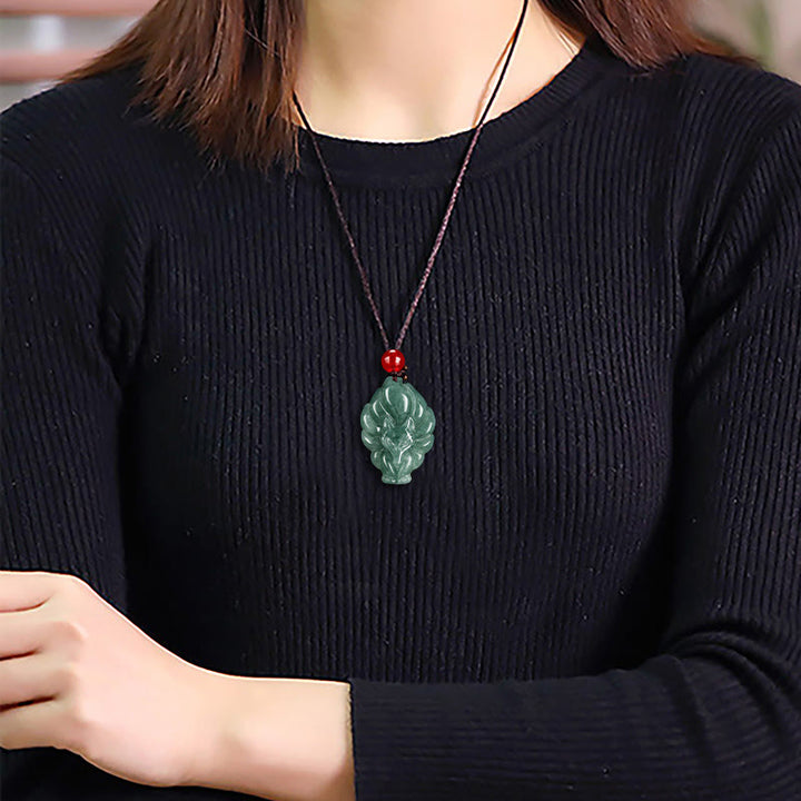 Collana con ciondolo portafortuna a forma di volpe a nove code in giada verde naturale Buddha Stones
