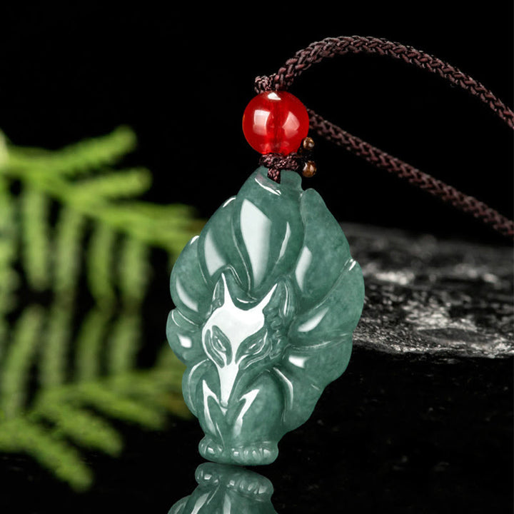 Collana con ciondolo portafortuna a forma di volpe a nove code in giada verde naturale Buddha Stones