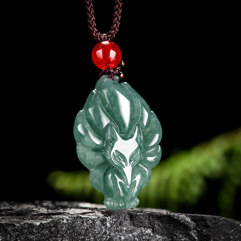 Collana con ciondolo portafortuna a forma di volpe a nove code in giada verde naturale Buddha Stones