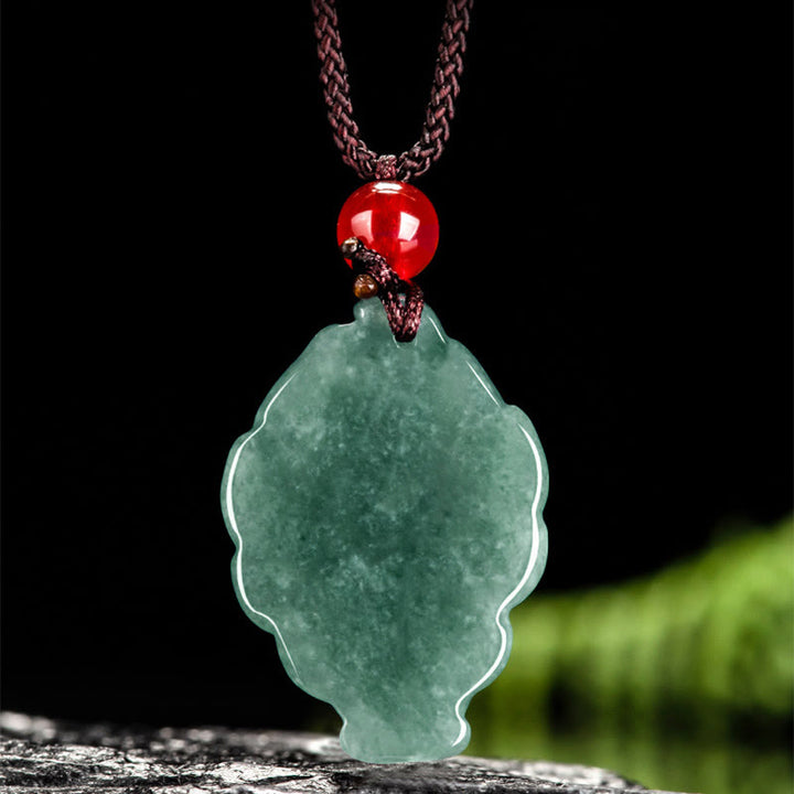 Collana con ciondolo portafortuna a forma di volpe a nove code in giada verde naturale Buddha Stones