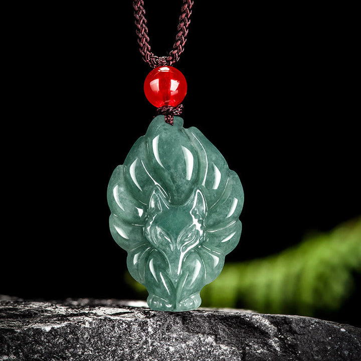 Collana con ciondolo portafortuna a forma di volpe a nove code in giada verde naturale Buddha Stones
