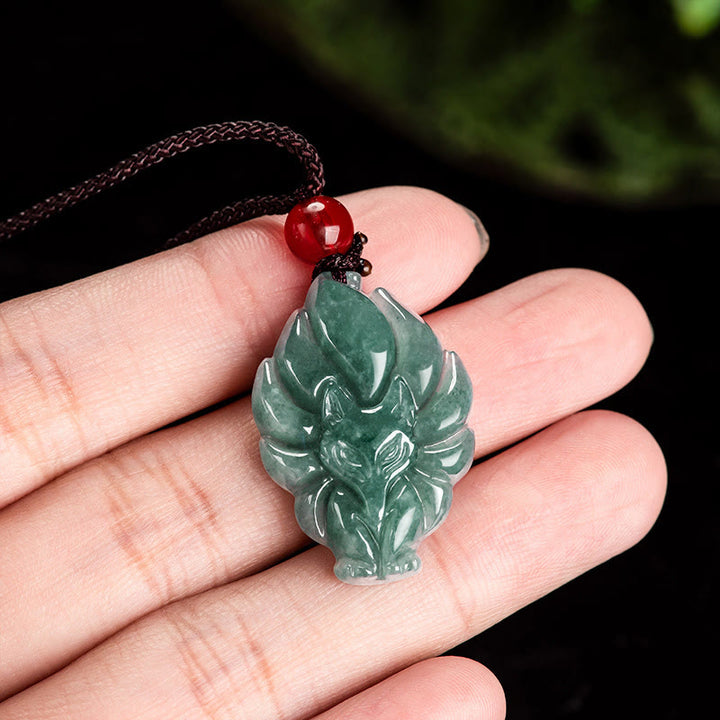 Collana con ciondolo portafortuna a forma di volpe a nove code in giada verde naturale Buddha Stones
