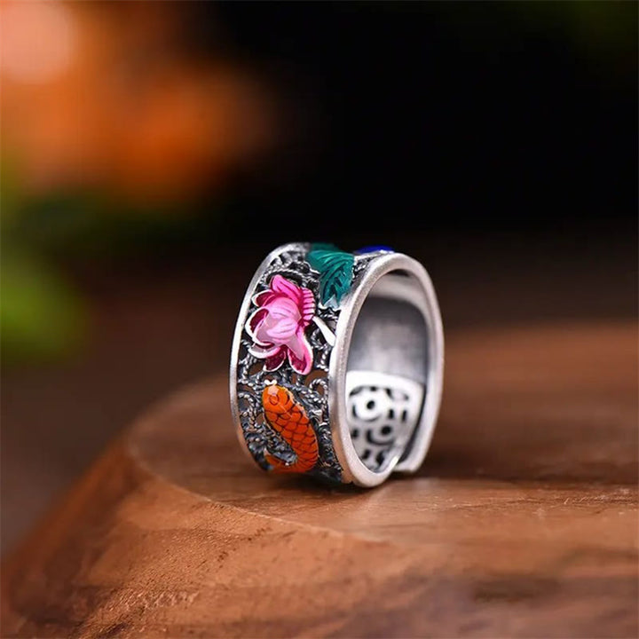 Anello portafortuna con pesce koi Buddha Stones in rame e smalto blu con cuore di loto Sutra
