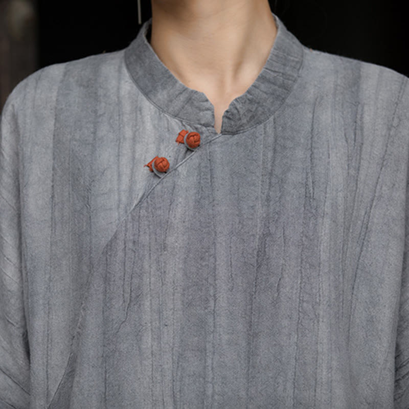 Abito da donna a maniche corte sotto il ginocchio con tasche, in ramia e lino, tinto a mano con motivo Buddha Stones. - image 16