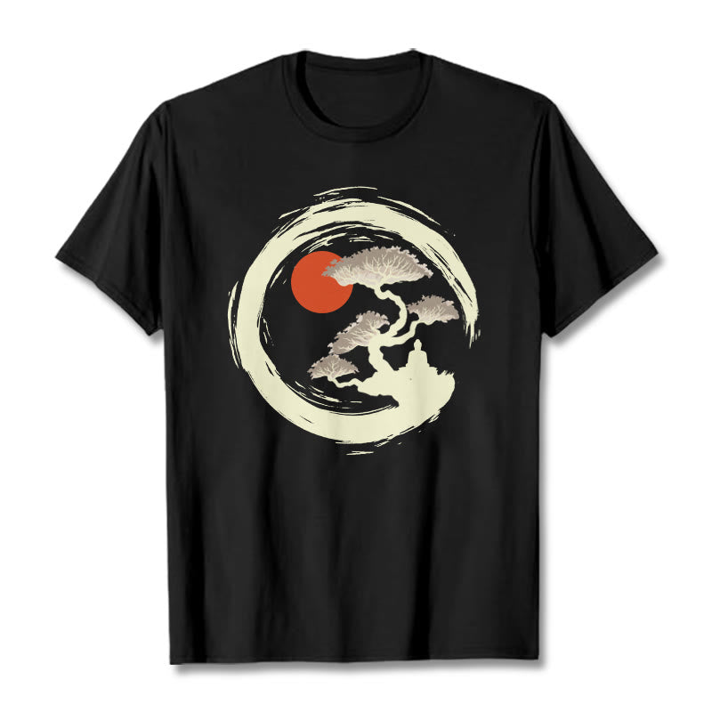 Maglietta Buddha Stones, Sole Rosso, Pino, Cerchio Zen, Persona in Meditazione - Nero - 2XL - image 0