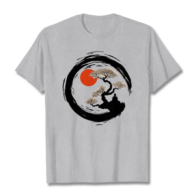 Maglietta Buddha Stones, Sole Rosso, Pino, Cerchio Zen, Persona in Meditazione - Grigio chiaro - 2XL - image 36