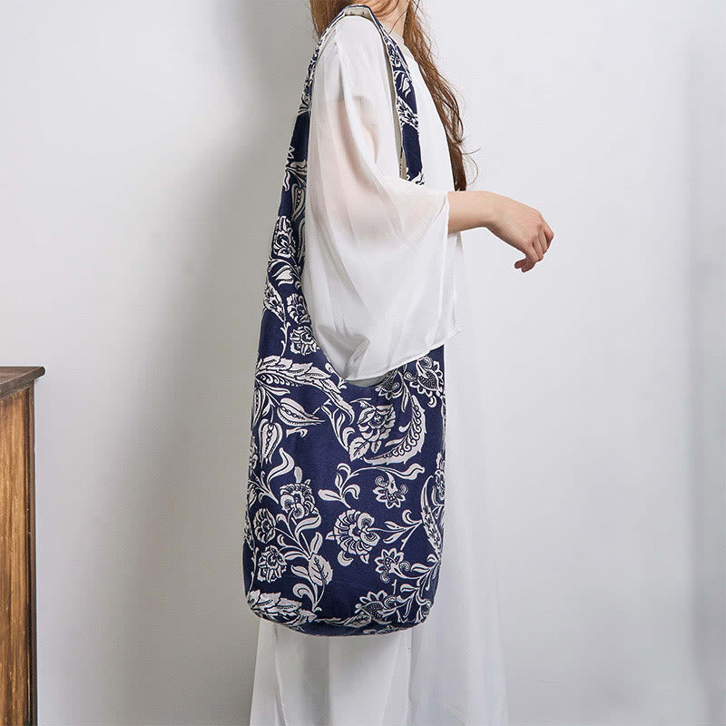 Borsa a tracolla in cotone con motivo a fiori blu navy e bianco Buddha Stones